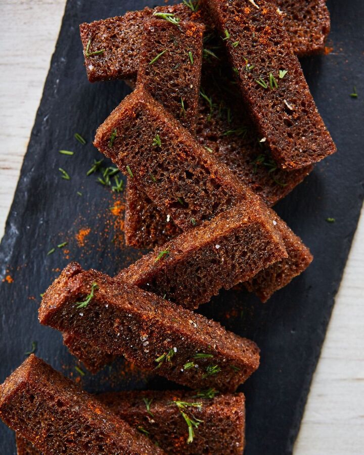 Гренки из бородинского хлеба чесночные с соусом Рокфор - Русское Подворье в Суздале