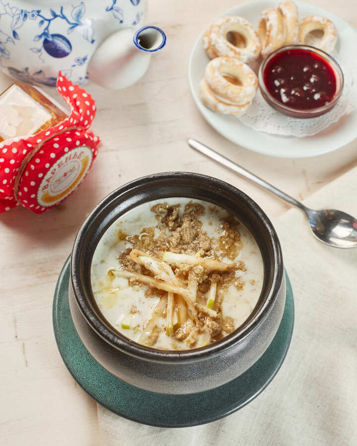 Каша геркулесовая с яблоками и халвой - Русское Подворье в Суздале
